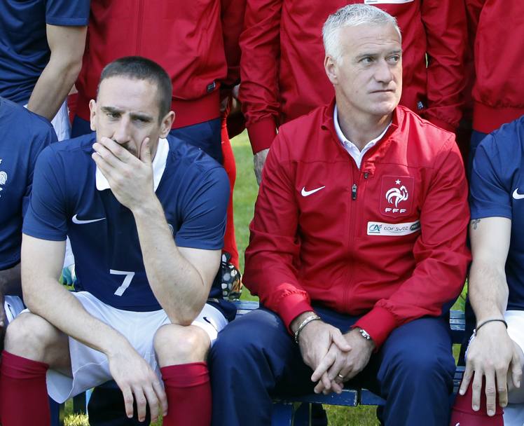 Franck Ribery (Francia) vittima della lombalgia cronica (mal di schiena): qui nella foto di gruppo con il c.t. Didier Deschamps sembra avere il presagio della rinuncia forzata. Ap
